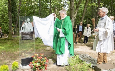 Jakby wciąż tędy przechodził. Pamięci kapelana