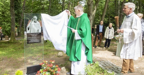 Jakby wciąż tędy przechodził. Pamięci kapelana