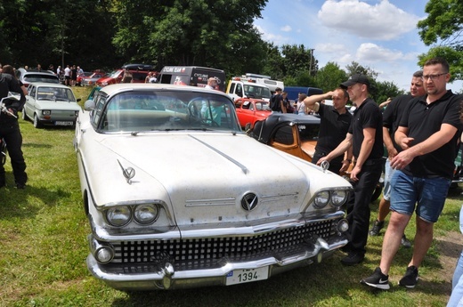 Zlot oldtimerów i święcenie pojazdów w Sławikowie