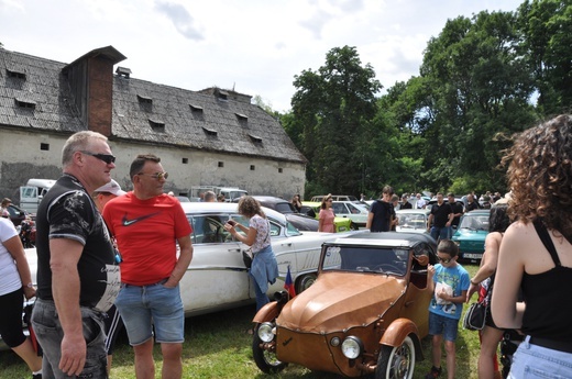 Zlot oldtimerów i święcenie pojazdów w Sławikowie