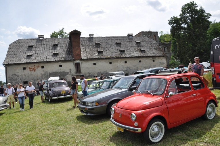 Zlot oldtimerów i święcenie pojazdów w Sławikowie