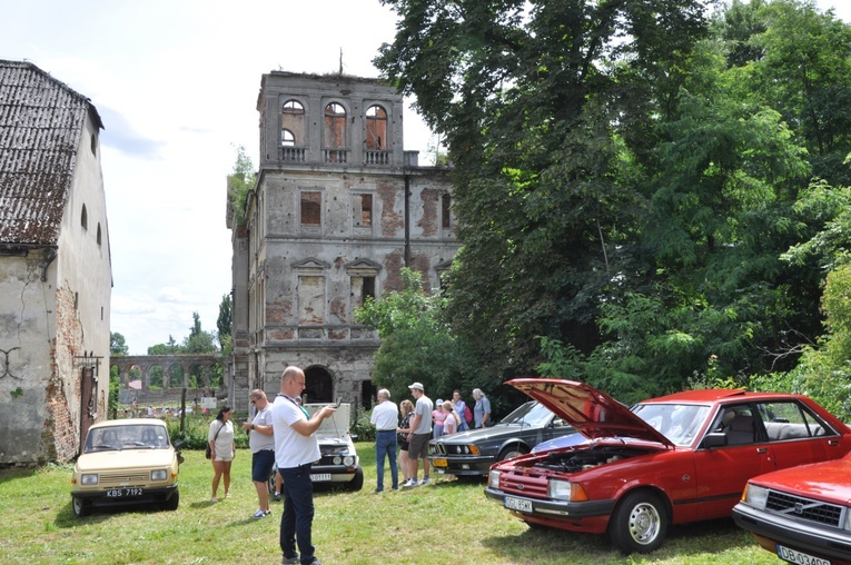 Zlot oldtimerów i święcenie pojazdów w Sławikowie