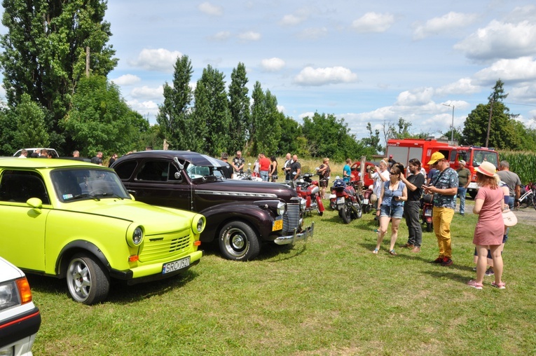 Zlot oldtimerów i święcenie pojazdów w Sławikowie