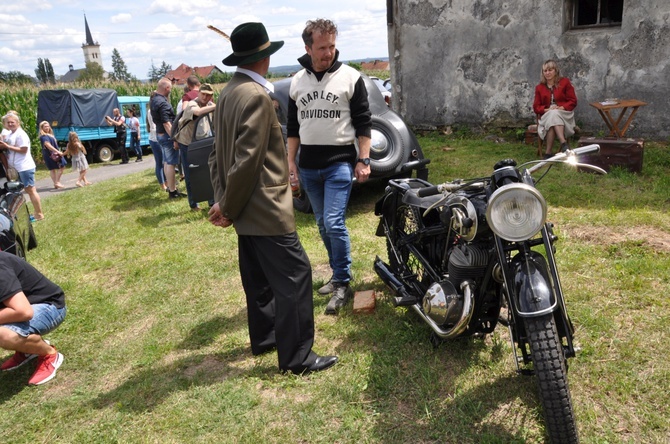 Zlot oldtimerów i święcenie pojazdów w Sławikowie