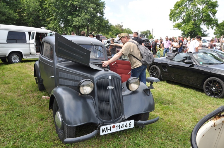 Zlot oldtimerów i święcenie pojazdów w Sławikowie