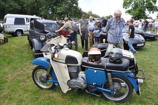 Zlot oldtimerów i święcenie pojazdów w Sławikowie