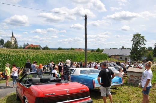 Zlot oldtimerów i święcenie pojazdów w Sławikowie