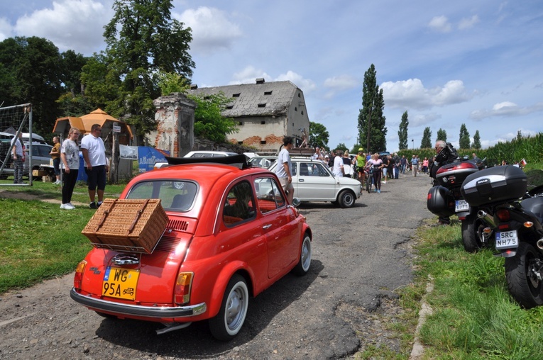 Zlot oldtimerów i święcenie pojazdów w Sławikowie