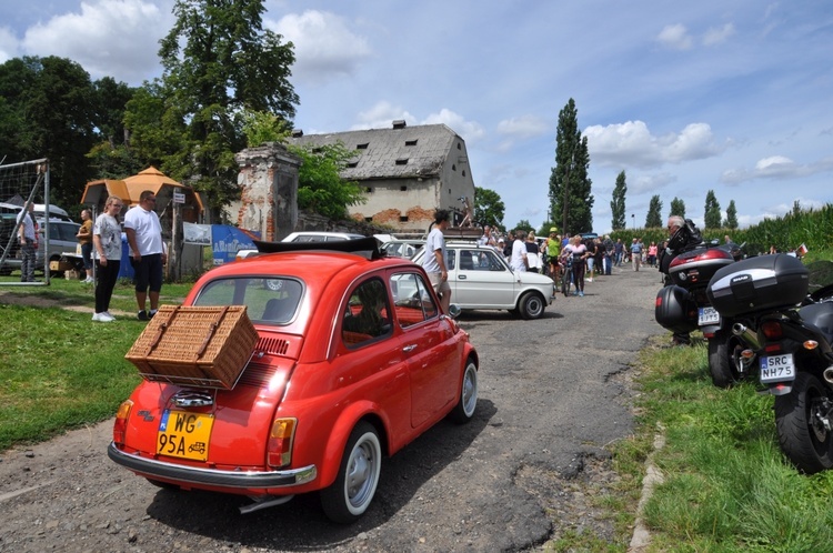 Zlot oldtimerów i święcenie pojazdów w Sławikowie