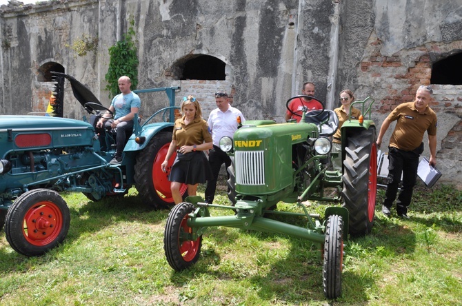 Zlot oldtimerów i święcenie pojazdów w Sławikowie