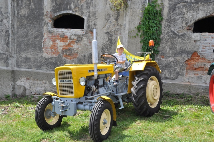 Zlot oldtimerów i święcenie pojazdów w Sławikowie