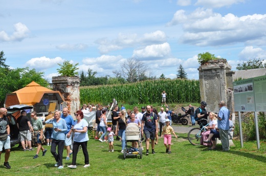 Zlot oldtimerów i święcenie pojazdów w Sławikowie