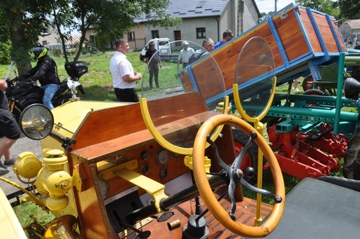 Zlot oldtimerów i święcenie pojazdów w Sławikowie