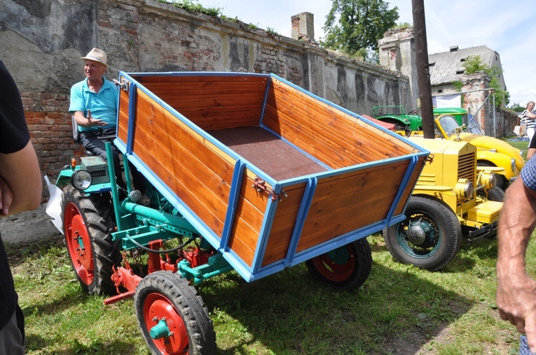 Zlot oldtimerów i święcenie pojazdów w Sławikowie