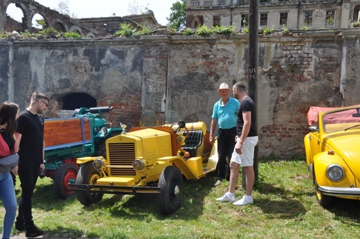 Zlot oldtimerów i święcenie pojazdów w Sławikowie