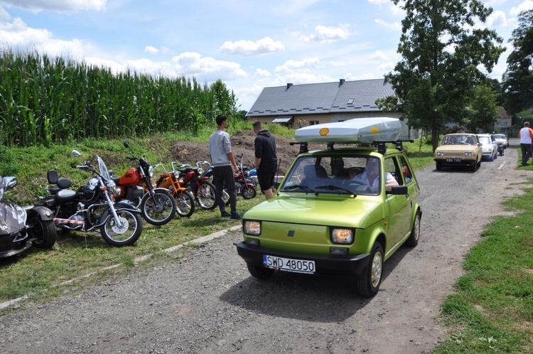 Zlot oldtimerów i święcenie pojazdów w Sławikowie