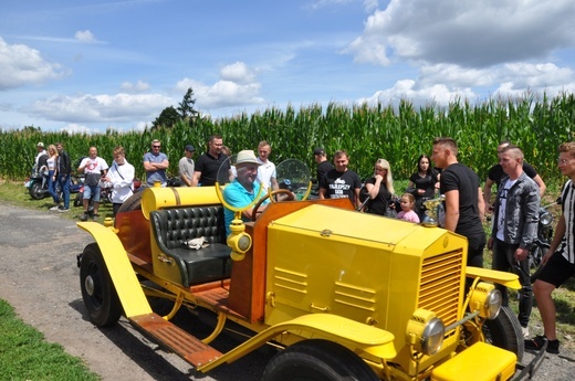 Zlot oldtimerów i święcenie pojazdów w Sławikowie