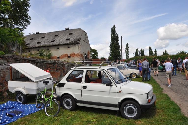 Zlot oldtimerów i święcenie pojazdów w Sławikowie