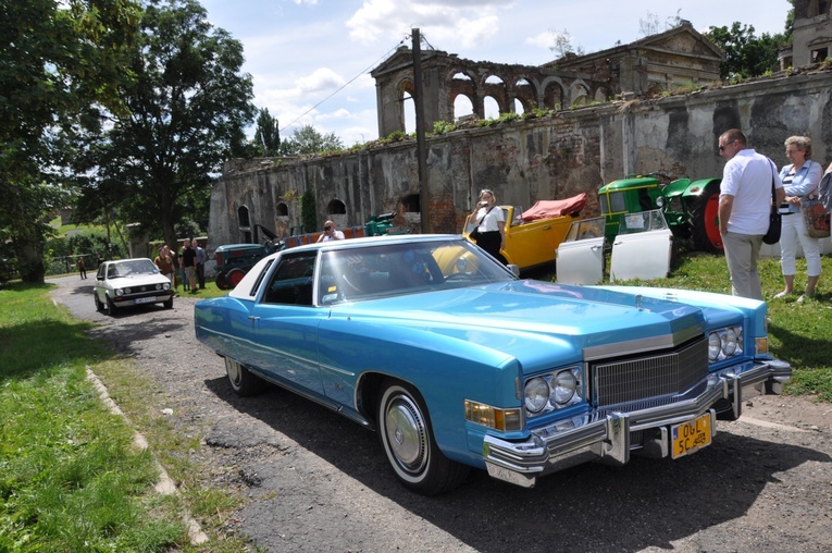 Zlot oldtimerów i święcenie pojazdów w Sławikowie