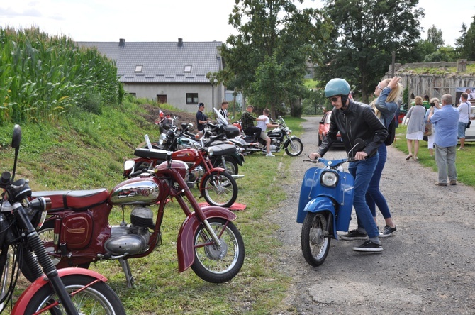 Zlot oldtimerów i święcenie pojazdów w Sławikowie