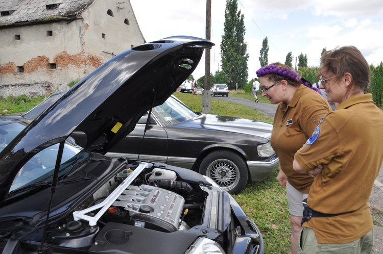 Zlot oldtimerów i święcenie pojazdów w Sławikowie