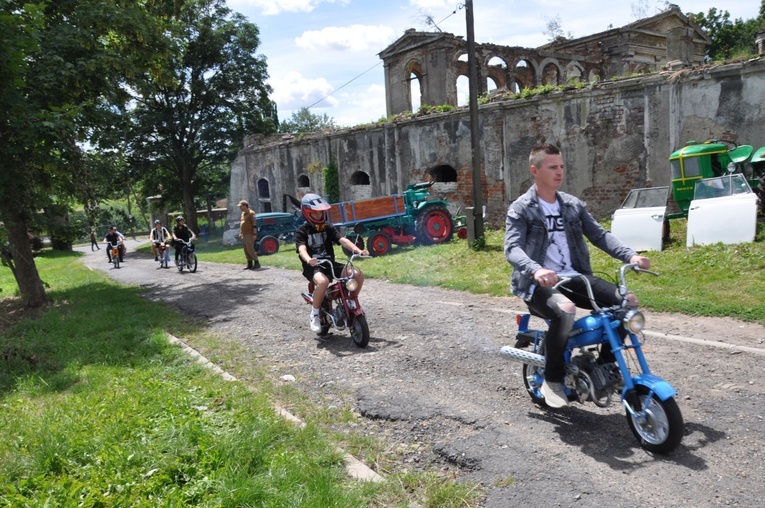 Zlot oldtimerów i święcenie pojazdów w Sławikowie