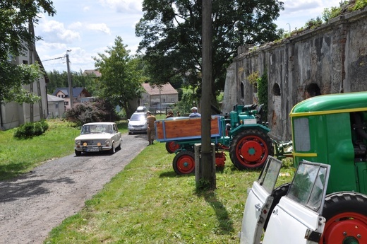 Zlot oldtimerów i święcenie pojazdów w Sławikowie