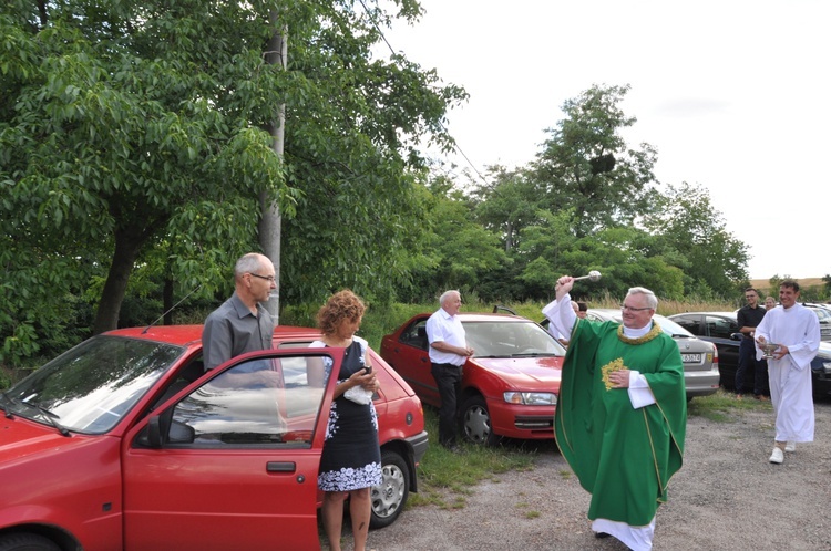 Zlot oldtimerów i święcenie pojazdów w Sławikowie