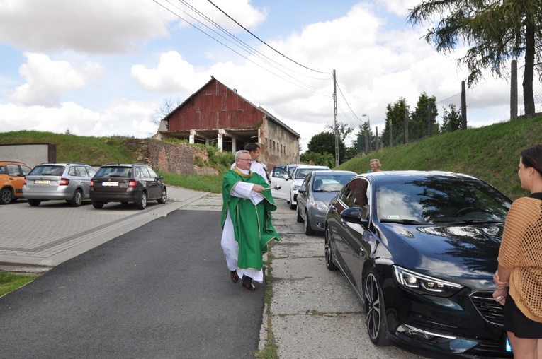 Zlot oldtimerów i święcenie pojazdów w Sławikowie