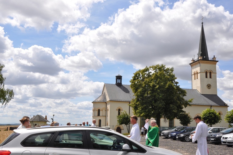 Zlot oldtimerów i święcenie pojazdów w Sławikowie