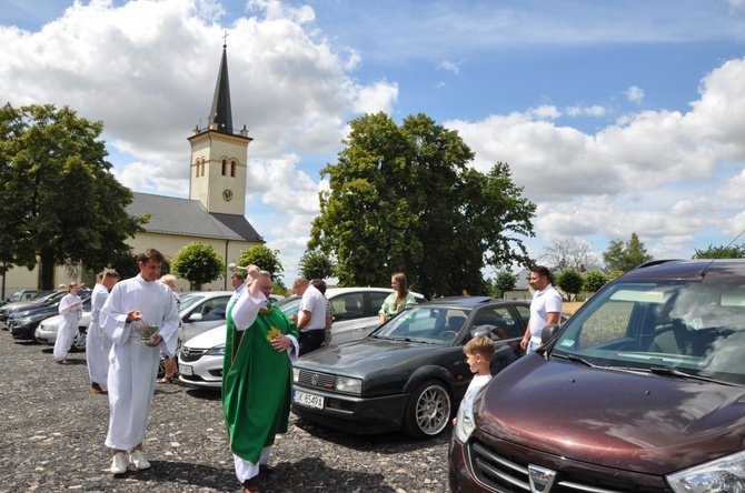 Zlot oldtimerów i święcenie pojazdów w Sławikowie