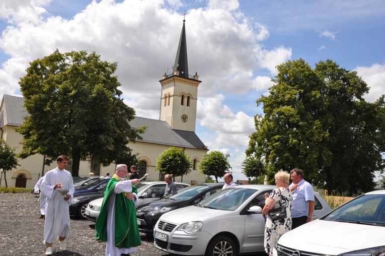 Zlot oldtimerów i święcenie pojazdów w Sławikowie