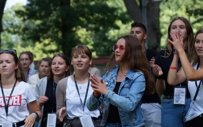 Nocują w namiotach. Spotykają się z Bogiem