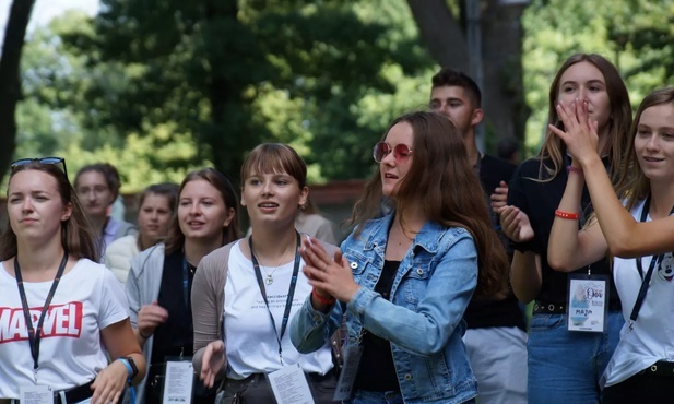 Nocują w namiotach. Spotykają się z Bogiem