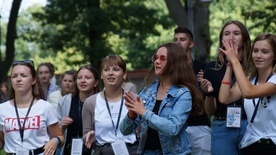 Nocują w namiotach. Spotykają się z Bogiem