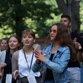 Nocują w namiotach. Spotykają się z Bogiem