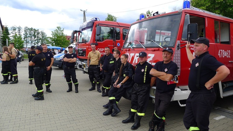 Grębów. Zlot czerwonych wozów