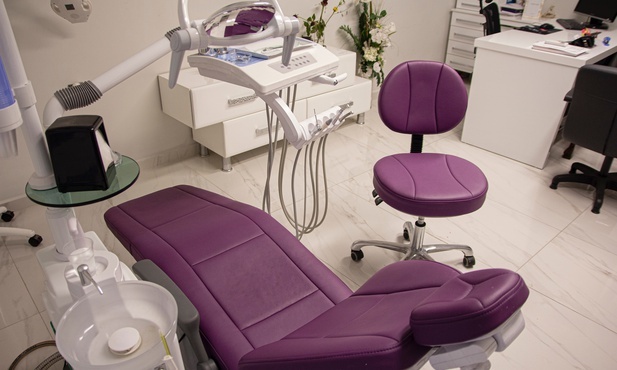 Dentystka z Kijowa nie opuściła miasta i pracy po inwazji, żołnierzy wciąż leczy za darmo