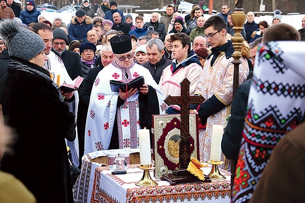 Ks. Igor Hubacz podczas uroczystości Jordanu.