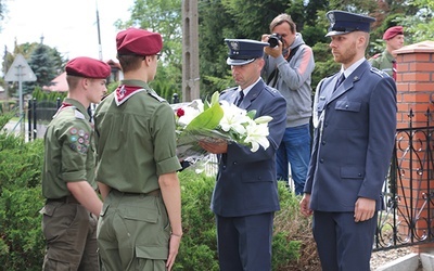 Złożenie kwiatów pod pomnikiem pomordowanych.