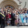 ▲	Uczestnicy spotkania przed skarżyską światynią z kustoszem  ks. Jerzym Karbownikiem i ks. Januszem  Chyłą (trzeci od prawej). Z prawej delegat stanowy Krzysztof Zuba.