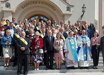 ▲	Uczestnicy spotkania przed skarżyską światynią z kustoszem  ks. Jerzym Karbownikiem i ks. Januszem  Chyłą (trzeci od prawej). Z prawej delegat stanowy Krzysztof Zuba.