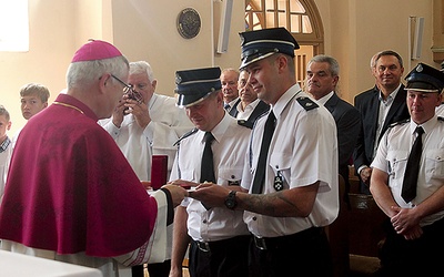 ►	Biskup uhonorował m.in. strażaków z OSP Krzydłowice.