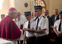 ►	Biskup uhonorował m.in. strażaków z OSP Krzydłowice.