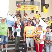 Grupa na schodach kościoła Mariackiego w Miastku.