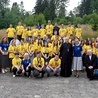 ▲	Grupowe zdjęcie uczestników obozu z biskupami i moderatorami.