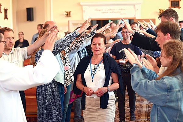 ▲	Członkowie Krucjaty Wyzwolenia Człowieka utworzyli szpaler, przez który przeszli chętni do włączenia się w dzieło abstynencji.