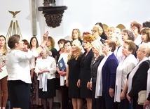 ▲	Absolwentom towarzyszyły chóry Cantate Domino (parafia św. Jerzego w Kętrzynie) oraz Magnificat (parafia Niepokalanego Poczęcia NMP w Rynie).