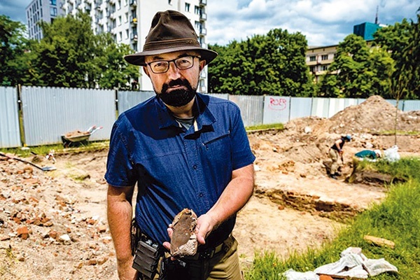 ▲	Dziecięcy bucik odnaleziony w miejscu zagłady przez zespół  dr. Jacka Konika jest świadkiem okrutnej historii, która rozegrała się na tym terenie.