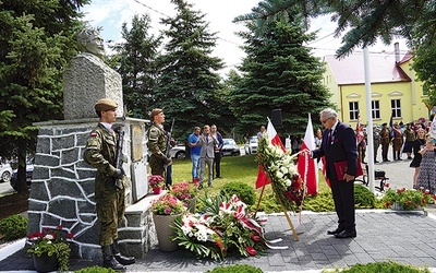 ▼	Pod pomnikiem Wincentego Witosa złożono wieńce.